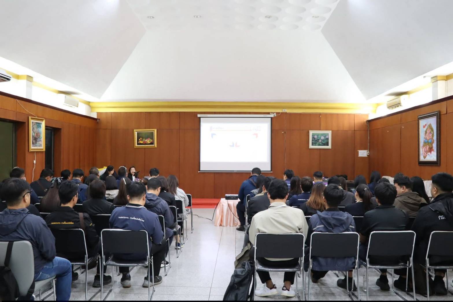 title - นางสาวสิริมา แจ้งกระจ่าง ผู้อำนวยการศูนย์ส่งเสริมและพัฒนาอาชีพเสริมนอกภาคการเกษตร ให้การต้อนรับบุคลากรในโครงการฝึกอบรมเชิงปฏิบัติการ หลักสูตรนักบริหารการชลประทานระดับต้น รุ่นที่ 30 ณ ศูนย์ส่งเสริมและพัฒนาอาชีพเสริมนอกภาคการเกษตร (ศูนย์ศิลปาชีพ บางไทรฯ (เดิม))